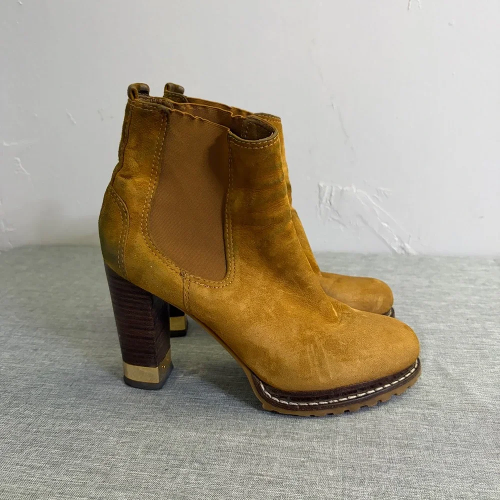 Tory Burch Booties Womens 6.5 Tan Suede Chelsea Block Heel‎ Lug Sole Gold Logo